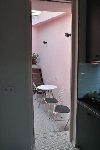 Гостевой дом Nest Rooms Тбилиси Небольшой двухместный номер с 1 кроватью и собственной ванной комнатой-1