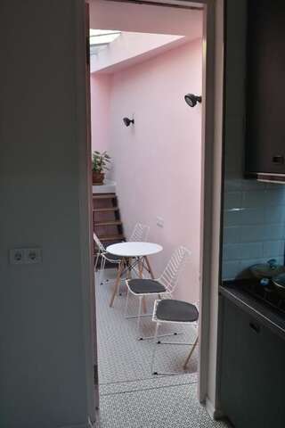 Гостевой дом Nest Rooms Тбилиси Небольшой двухместный номер с 1 кроватью и собственной ванной комнатой-8